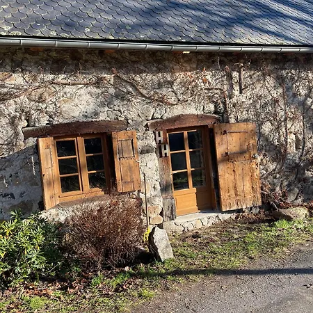 Au Coeur Des Lacs Calme Absolu Et Confort Moderne Nyaraló Tremouille (Cantal)